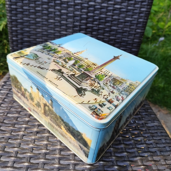 Large Vintage TRAFALGAR SQUARE Tin Container by Elkes Biscuits - Picture 2 of 9
